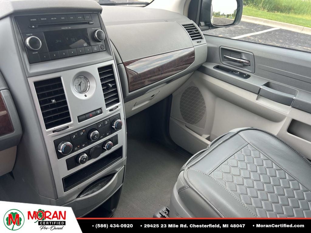 2009 Chrysler Town & Country LX