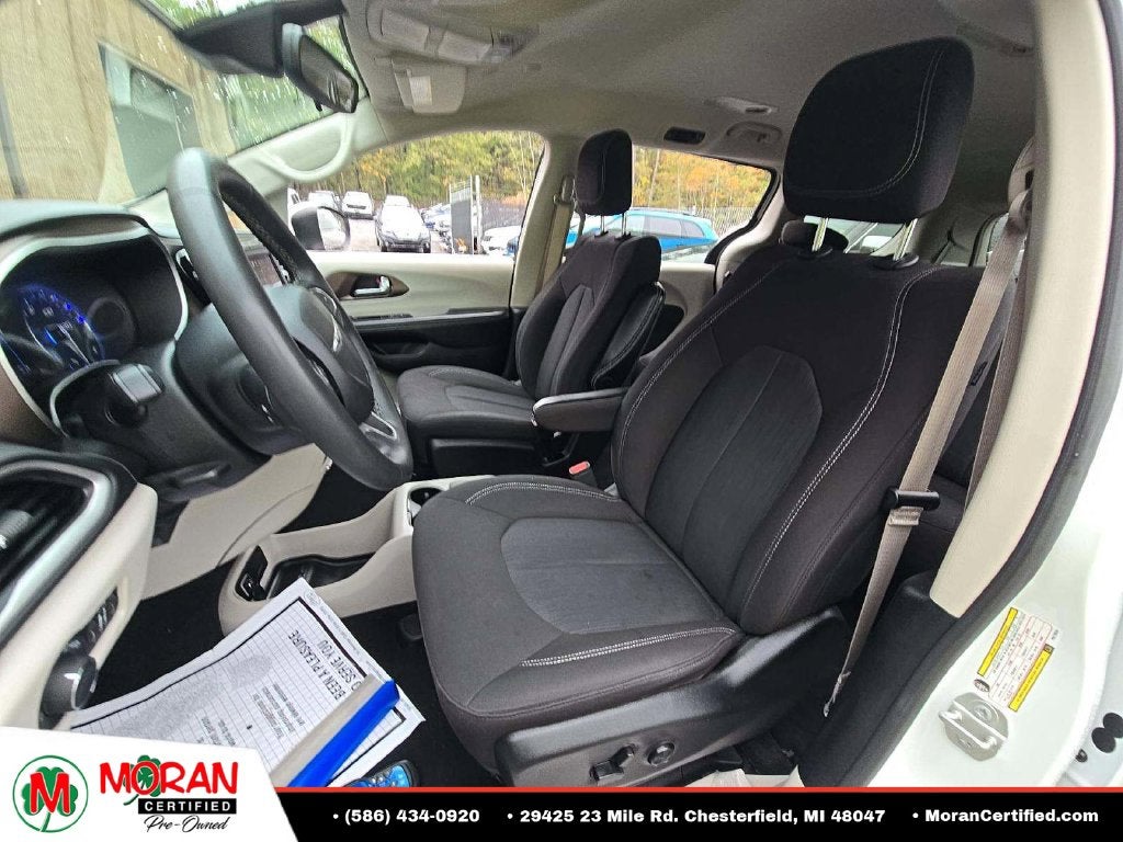 2023 Chrysler Voyager LX